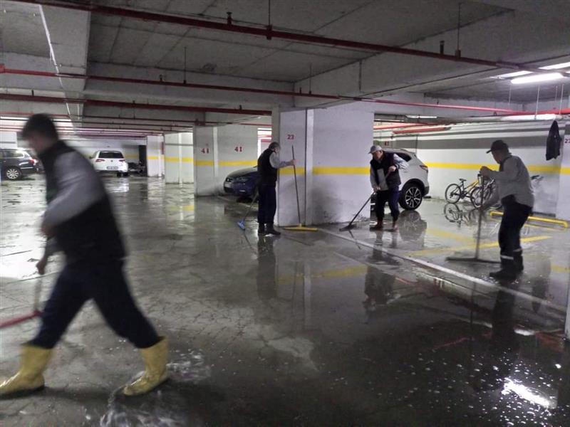 Otoparklar�m�z� Hem Y�k�yor Hemde Dezenfekte Ediyoruz.Y�netim
