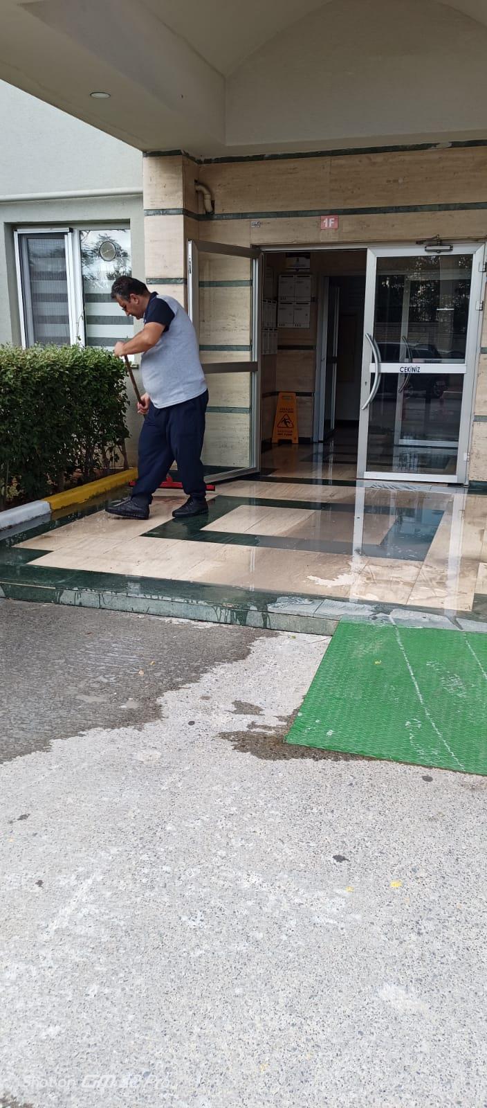 Degerli Kom�ular�m�z Temizlik Ekibimiz Bloklarda Genel Temizlik Ve Dezenfekte Yapmaktad�r..Y�netim