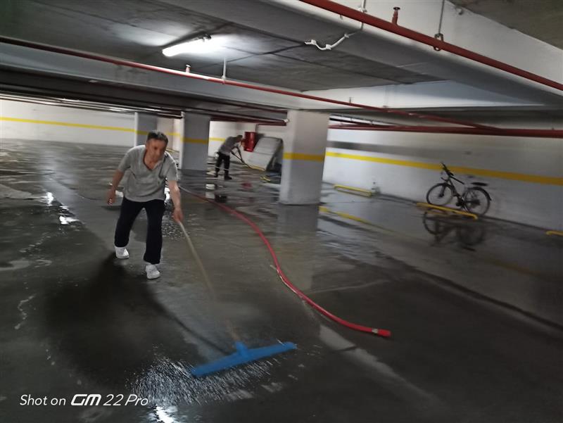 Bloklar�n Otoparklar�n� Rutin Olarak Y�k�yor Ve Dezenfekte Ediyoruz.Y�netim