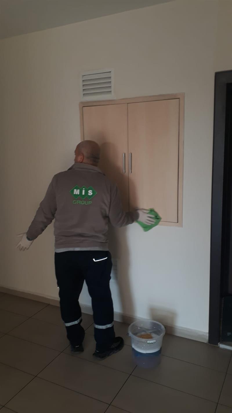 Bloklar�n Otoparklar�n� Rutin Olarak Y�k�yor Ve Dezenfekte Ediyoruz.Y�netim
